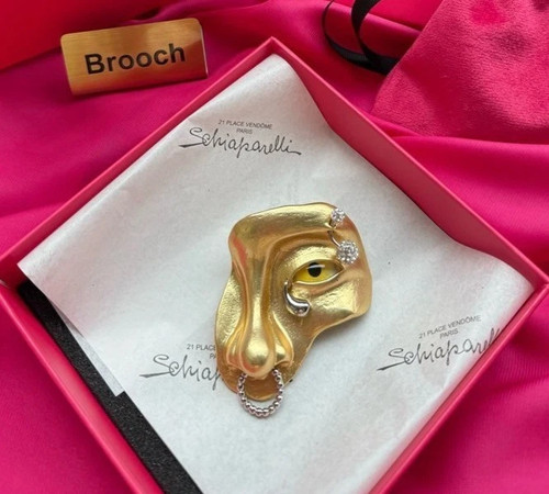 Schiaparelli yellow eye nose